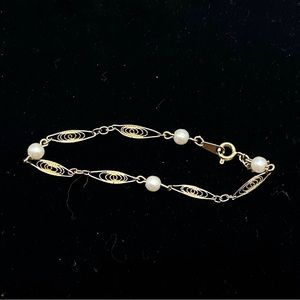 Trifari Vintage 6-1/2” Gold Tone & Faux Pearl Dainty Bracelet